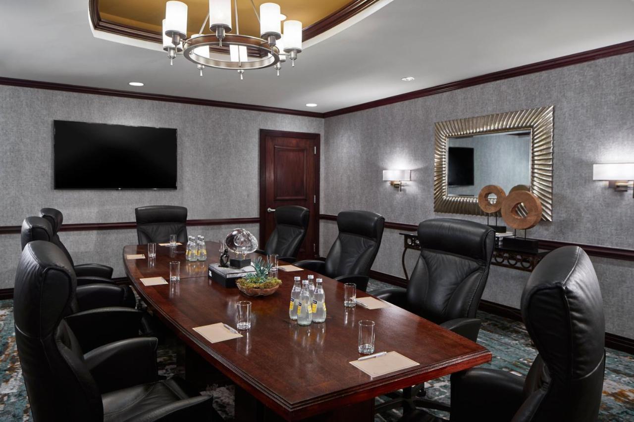 Hotel Renaissance Riverview Plaza Mobile