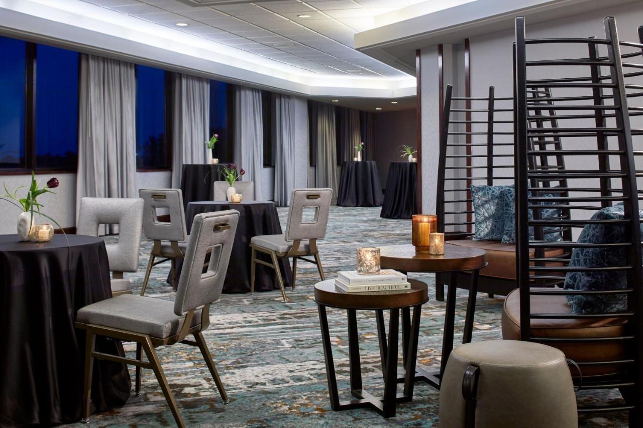 Hotel Renaissance Riverview Plaza