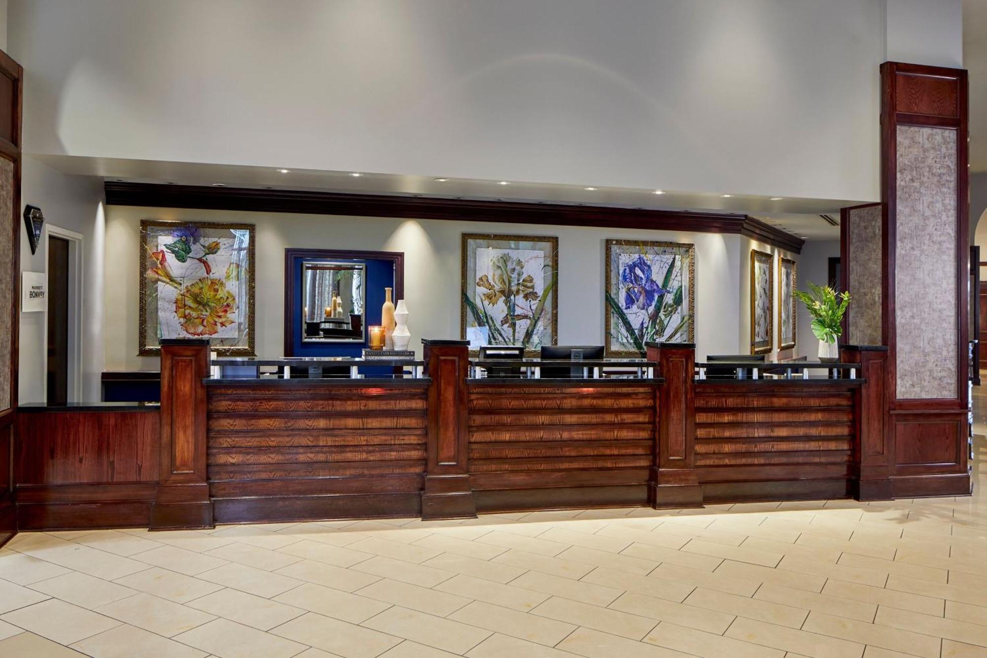 Renaissance Riverview Plaza 4*