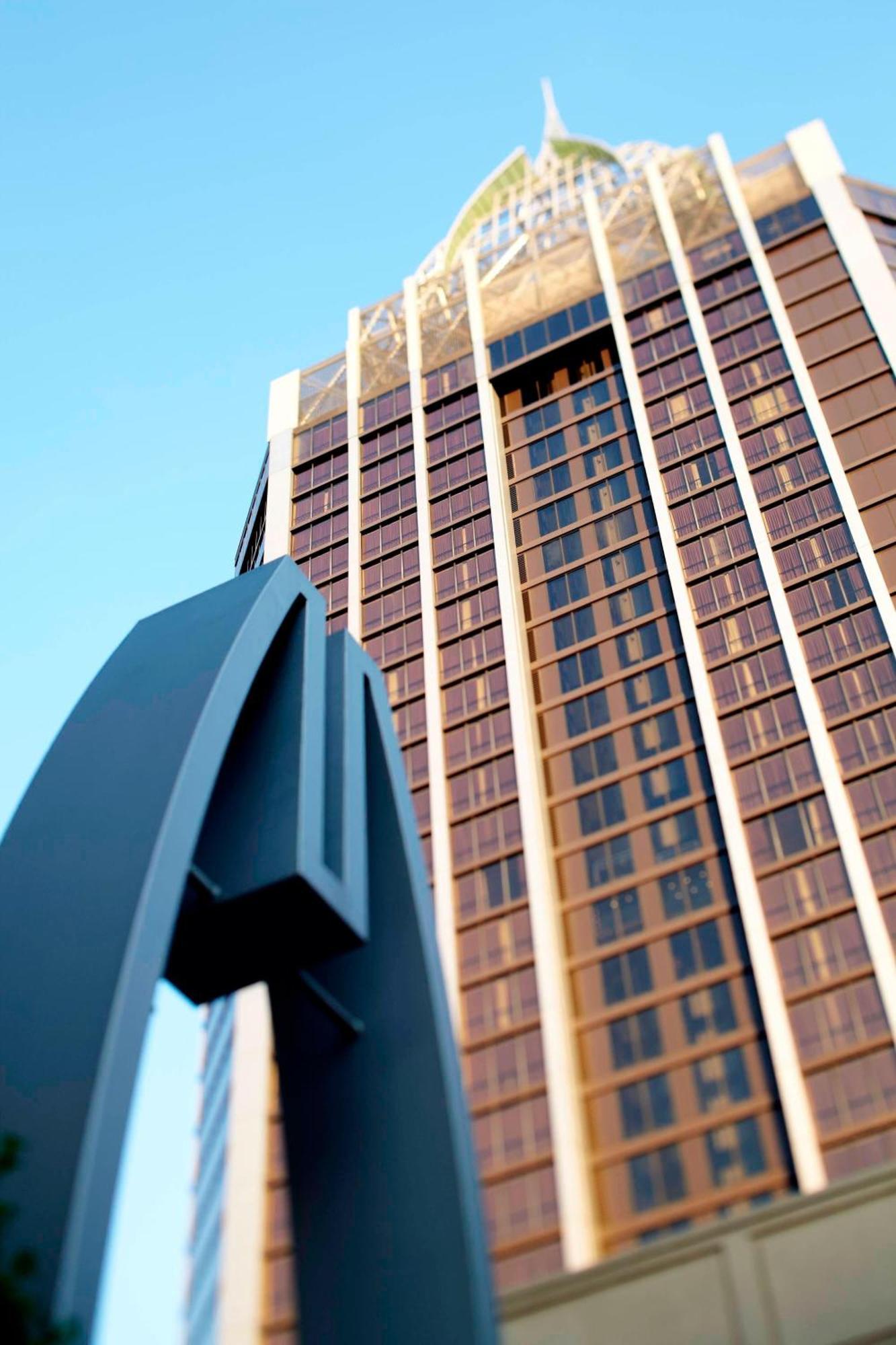 Hotel Renaissance Riverview Plaza