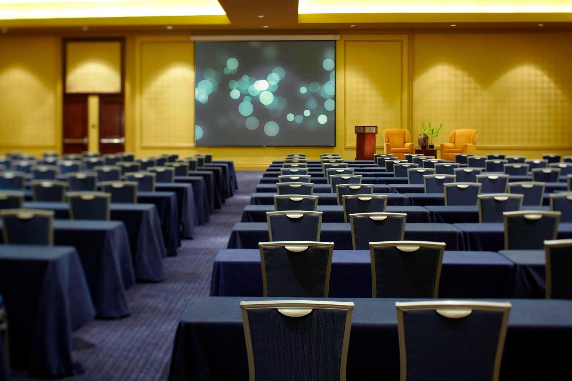 Renaissance Riverview Plaza Hotel 4*