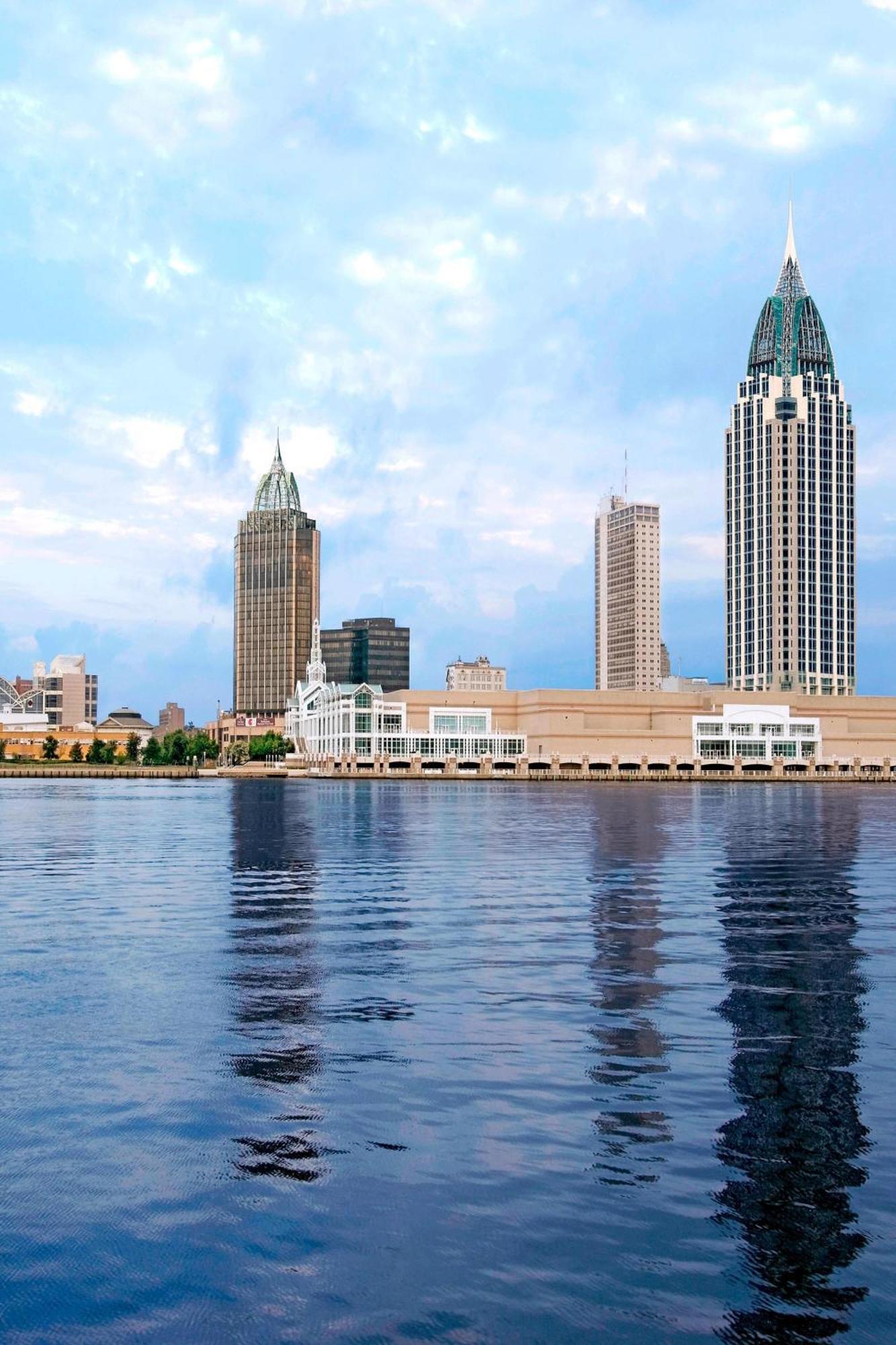 Hotel Renaissance Riverview Plaza 4*