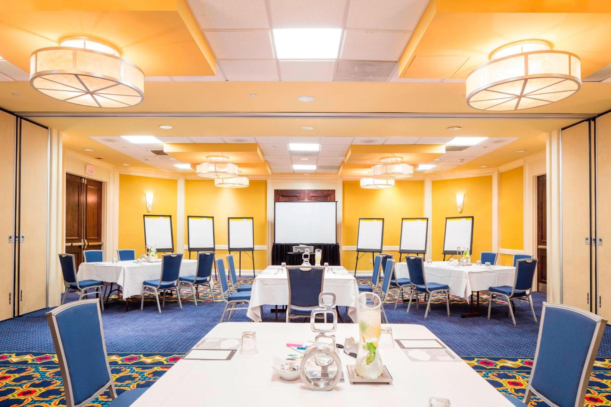 Hotel Renaissance Riverview Plaza Mobile
