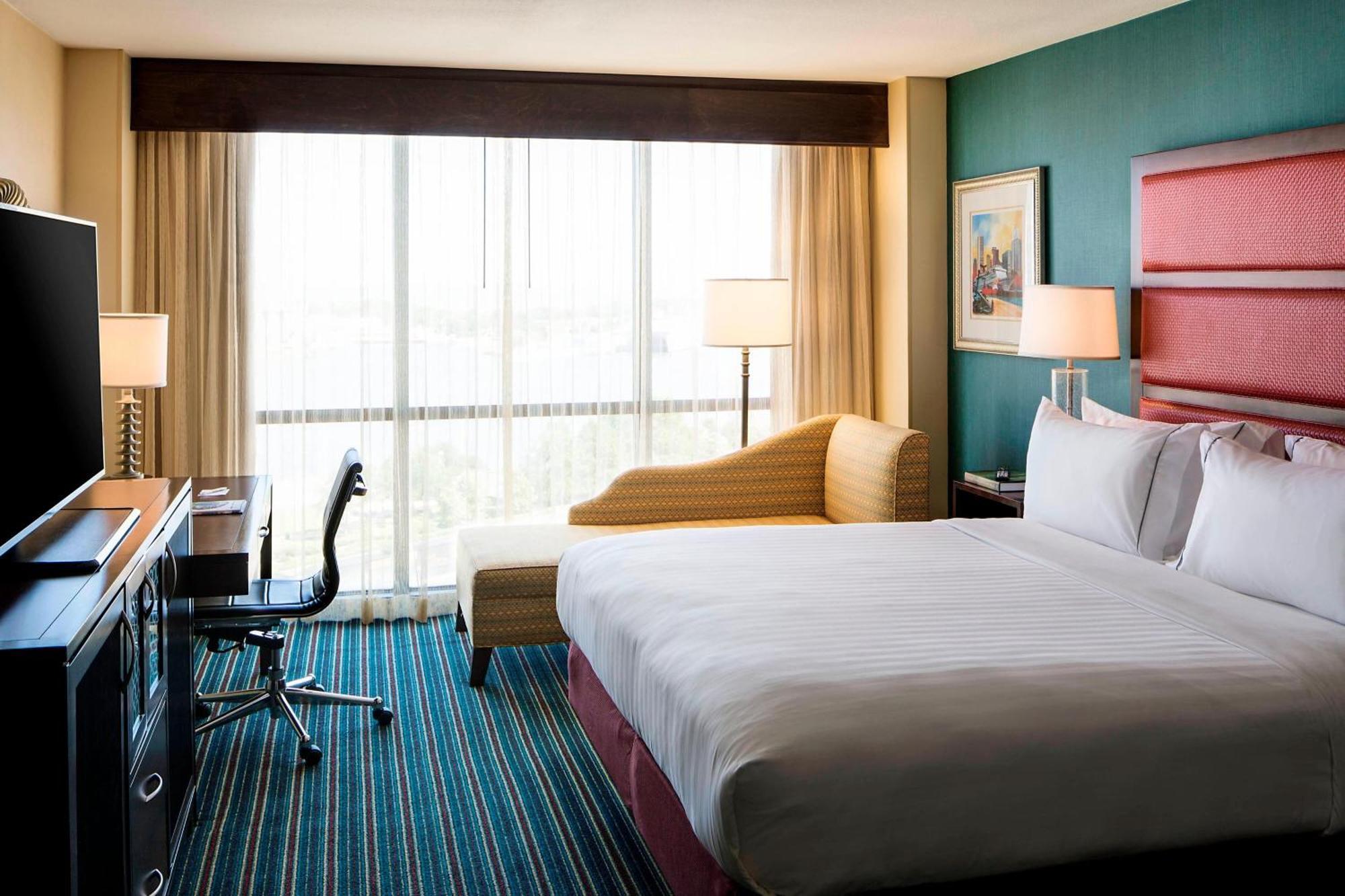 Renaissance Riverview Plaza Hotel 4*