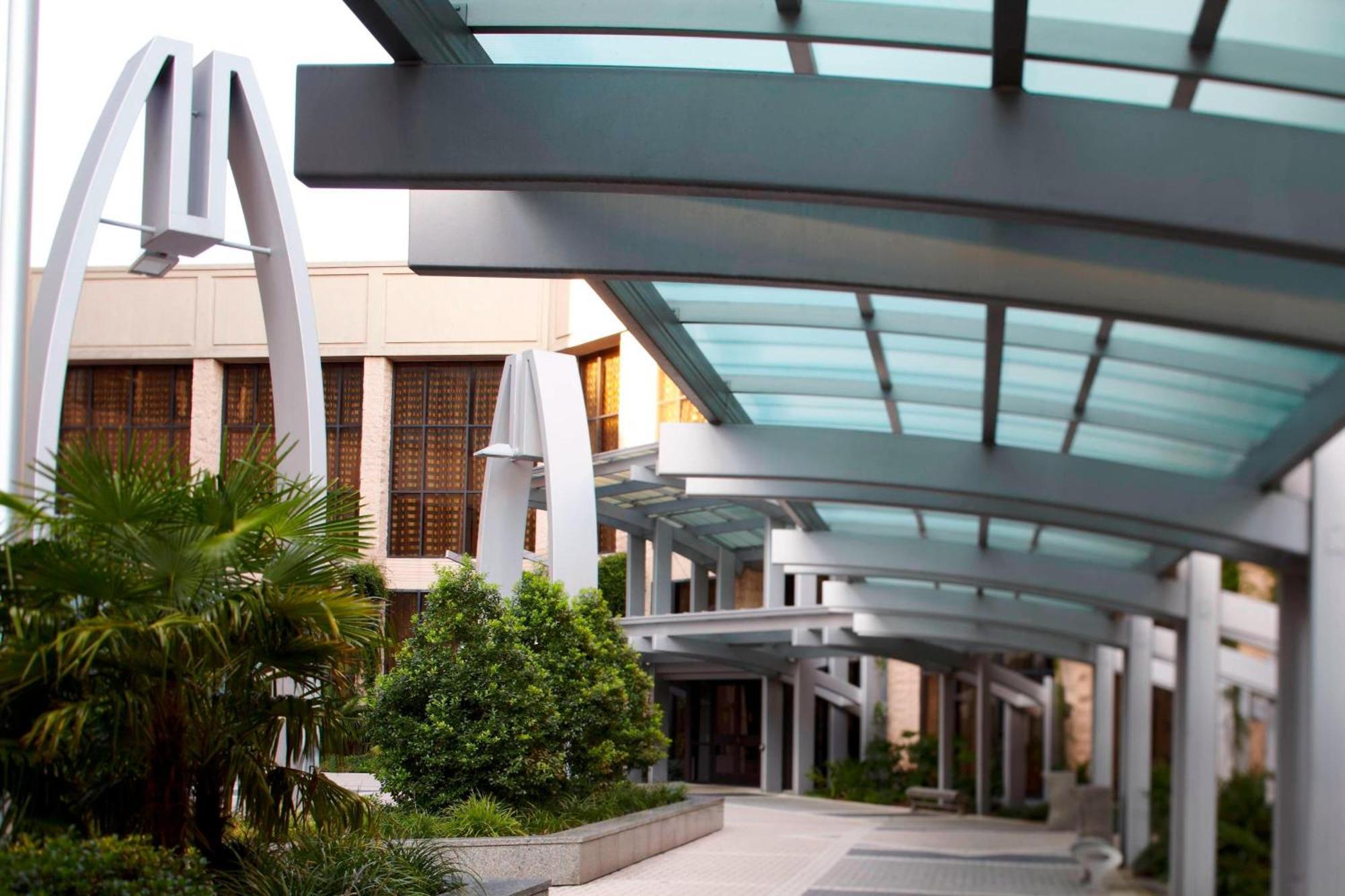 Hotel Renaissance Riverview Plaza 4*