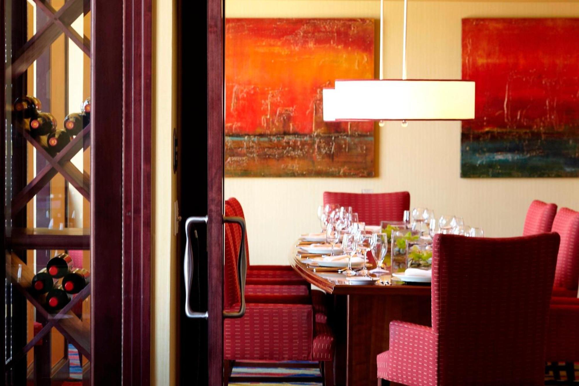 Renaissance Riverview Plaza Hotel 4*