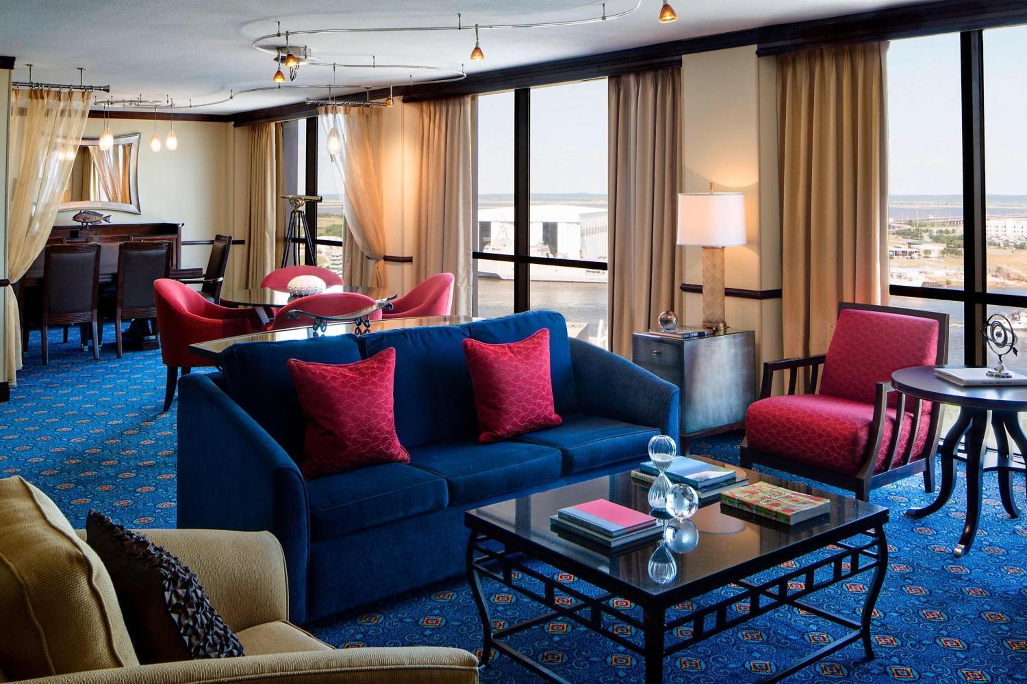 Hotel Renaissance Riverview Plaza