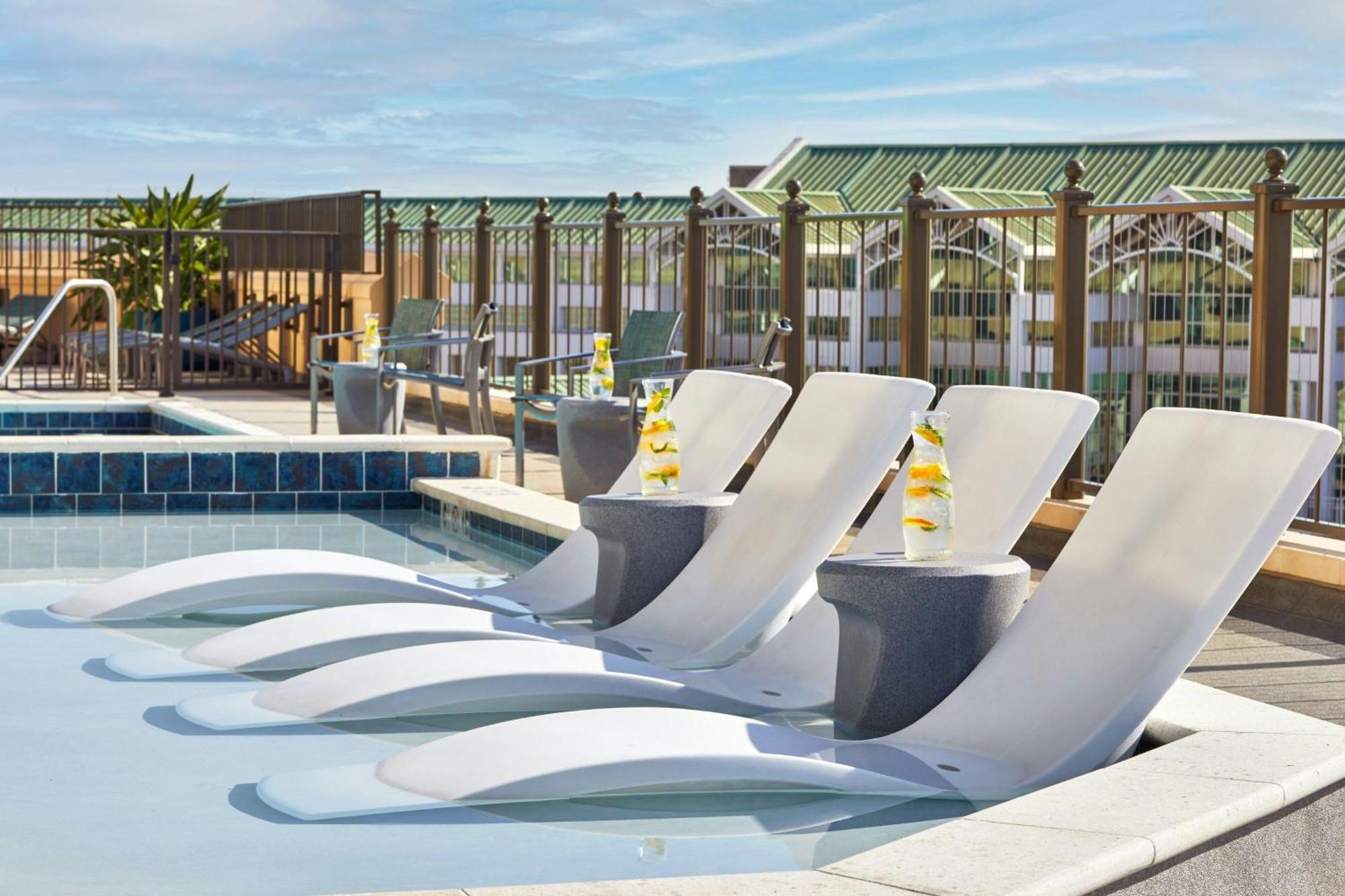 Renaissance Riverview Plaza 4*