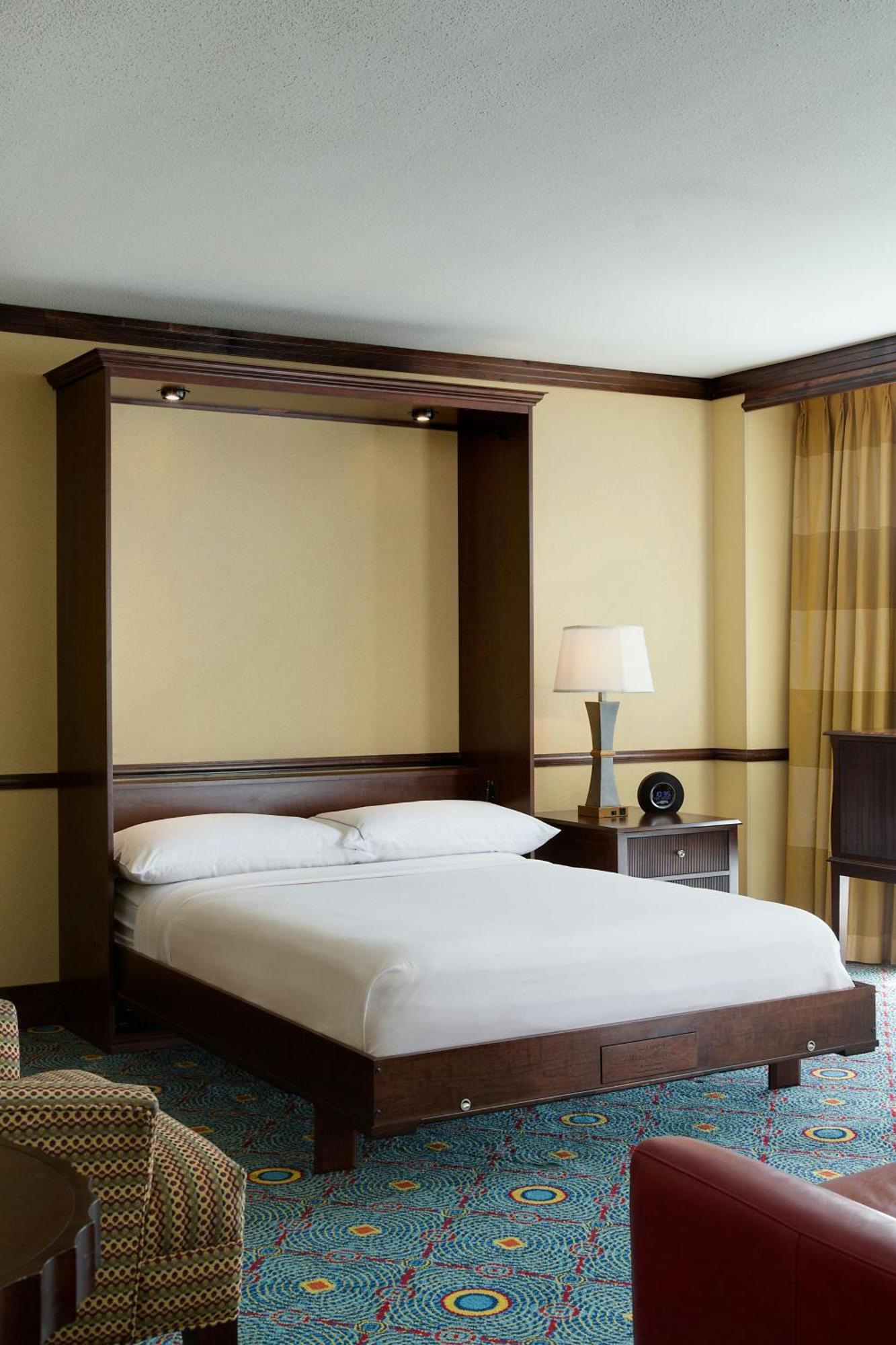 Hotel Renaissance Riverview Plaza Mobile
