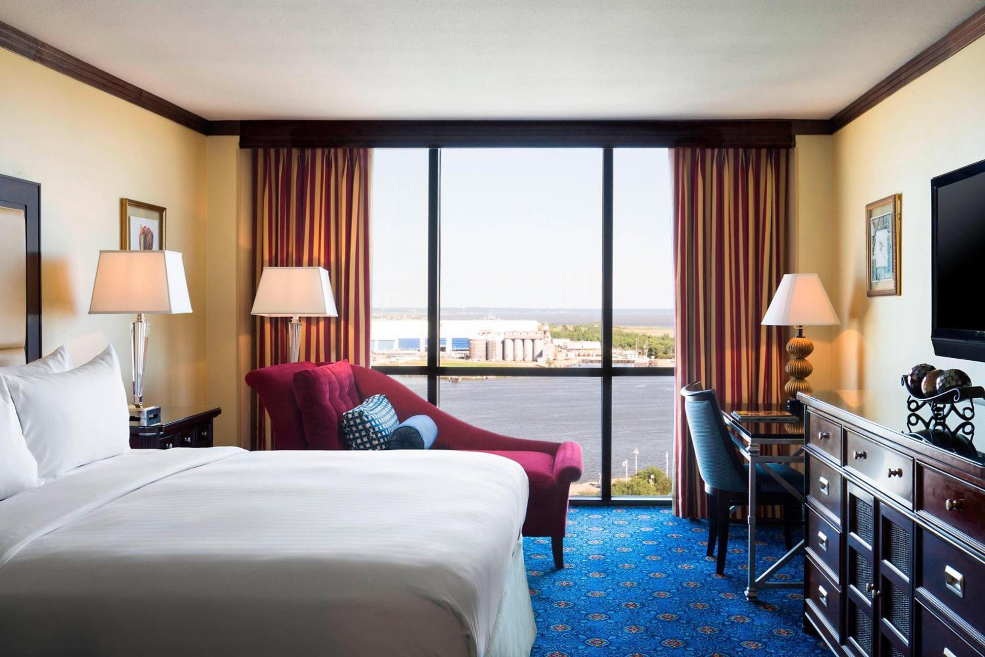 Renaissance Riverview Plaza 4*